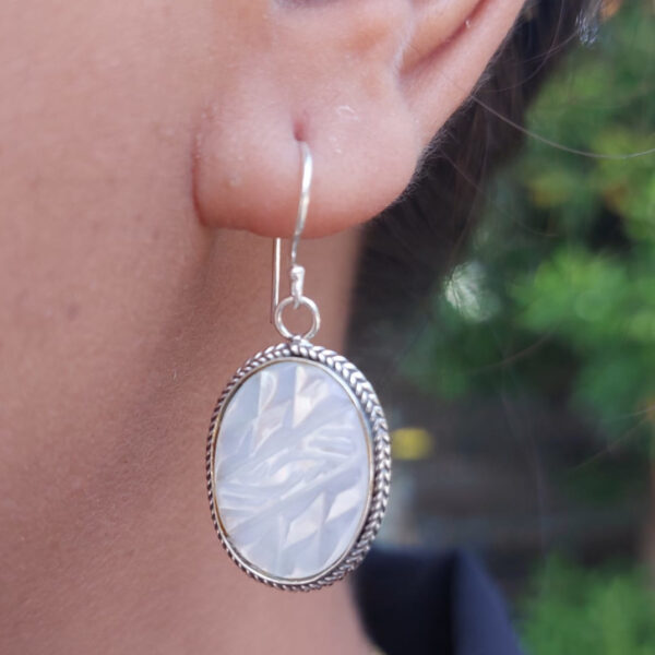 Anting Perak Mother of Pearl Oval Ukir E1568