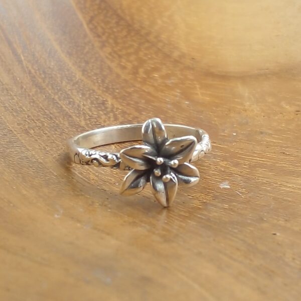 Cincin Perak Motif Bunga Lily R678