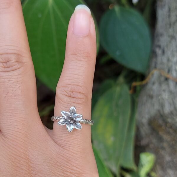 Cincin Perak Motif Bunga Lily R678