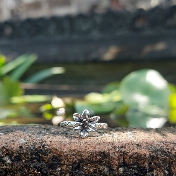 Cincin Perak Motif Bunga Lily R678